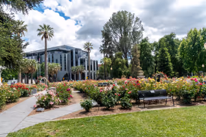 Розовата градина в State Capitol Park