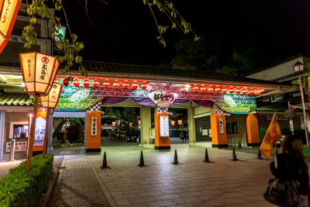 Geisha "spotting" at the exit of the theatre